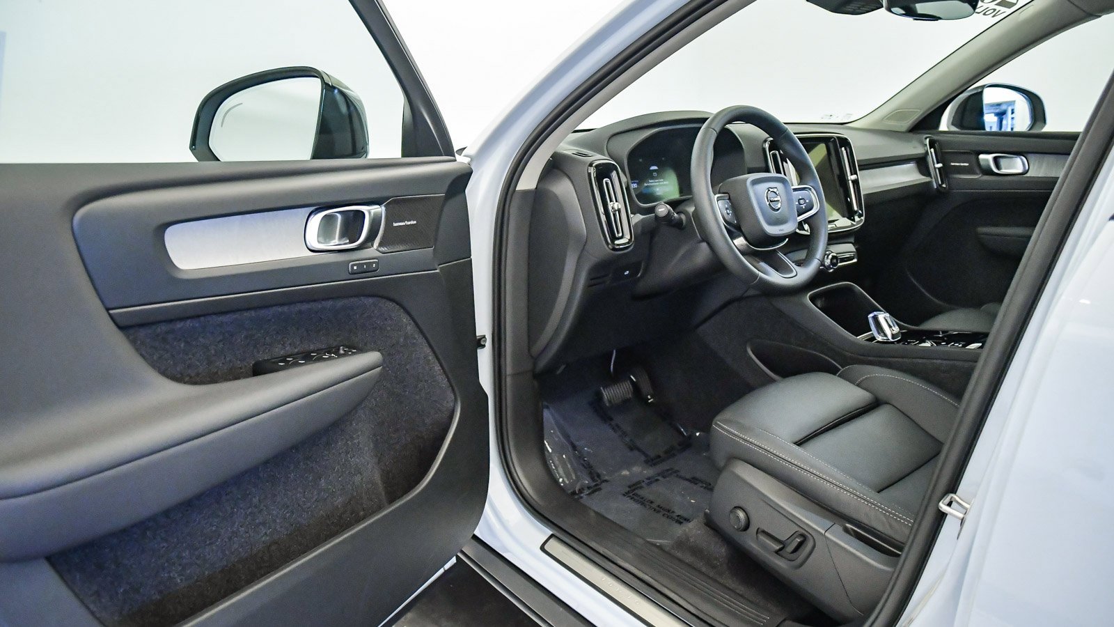 Certified 2025 Volvo XC40 B5 Plus w/ Climate Package image 22