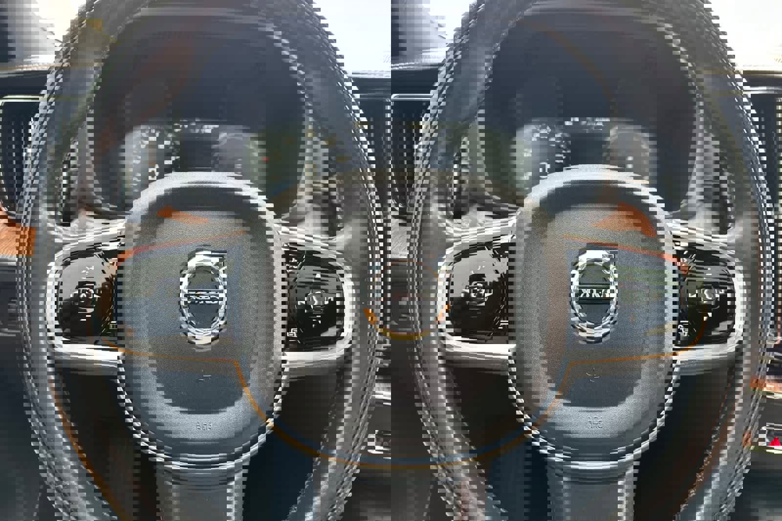 Used 2019 Volvo XC60 T8 Inscription w/ Protection Package Premier image 23