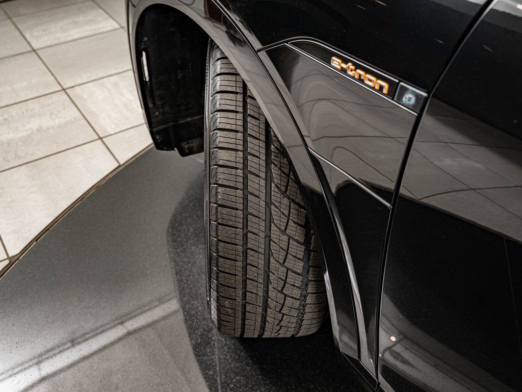 Used 2022 Audi e-tron Premium w/ Convenience Plus Package image 40