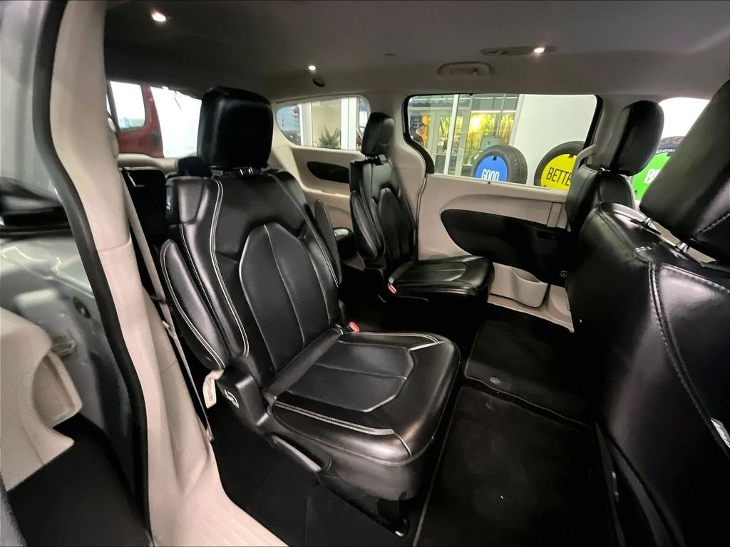Used 2023 Chrysler Pacifica Touring-L FWD image 16