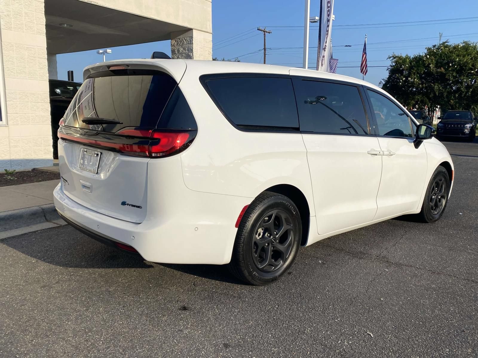 Used 2024 Chrysler Pacifica Limited FWD image 8