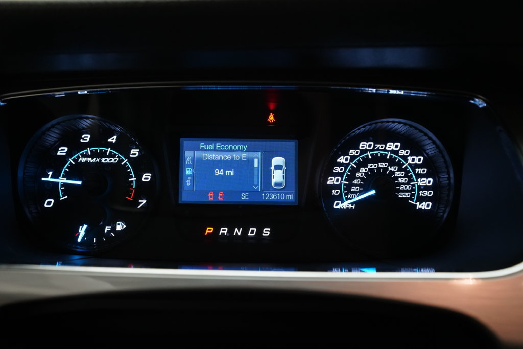 Used 2018 Ford Taurus SEL FWD image 2