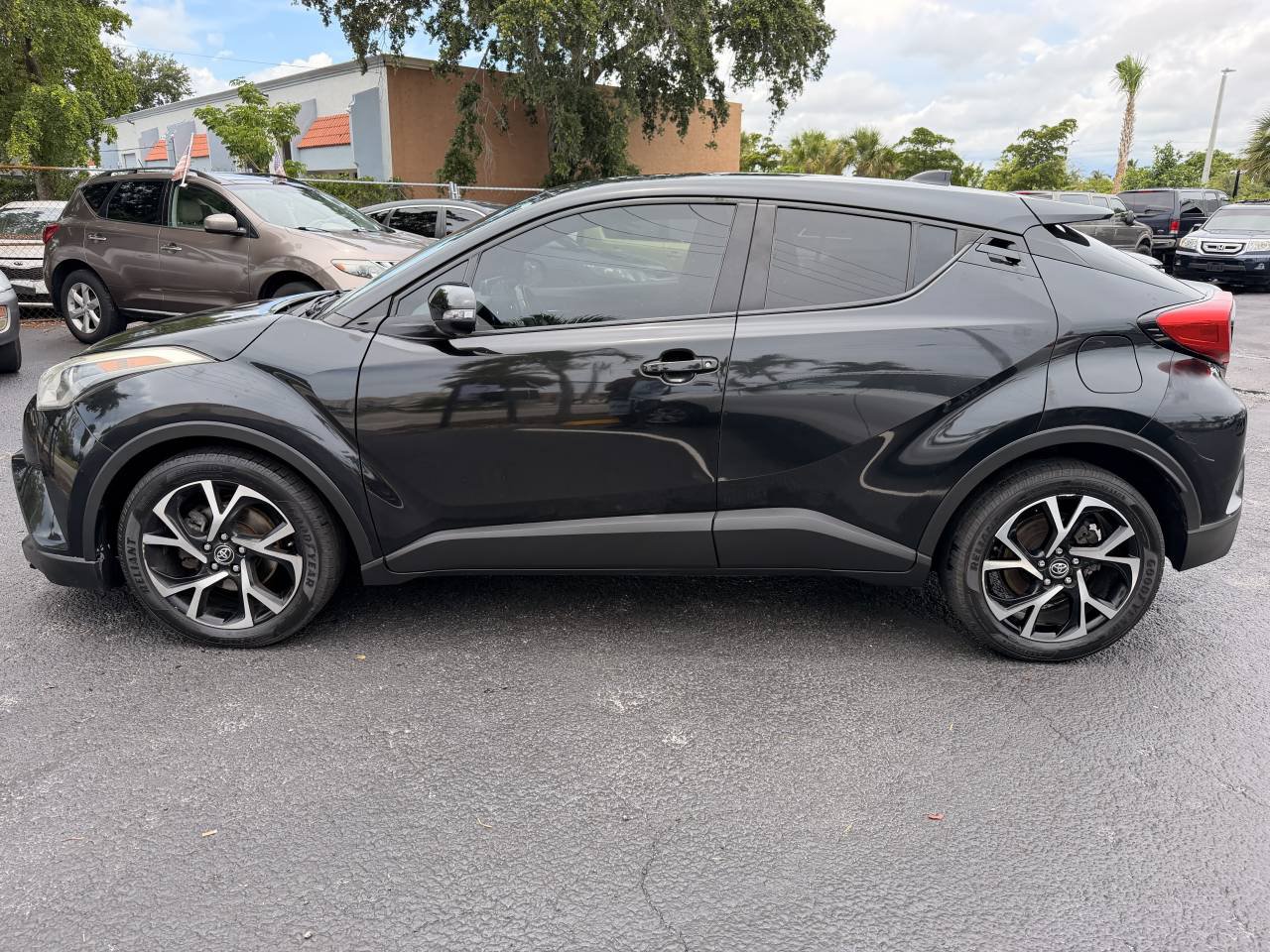 Used 2019 Toyota C-HR XLE FWD image 6