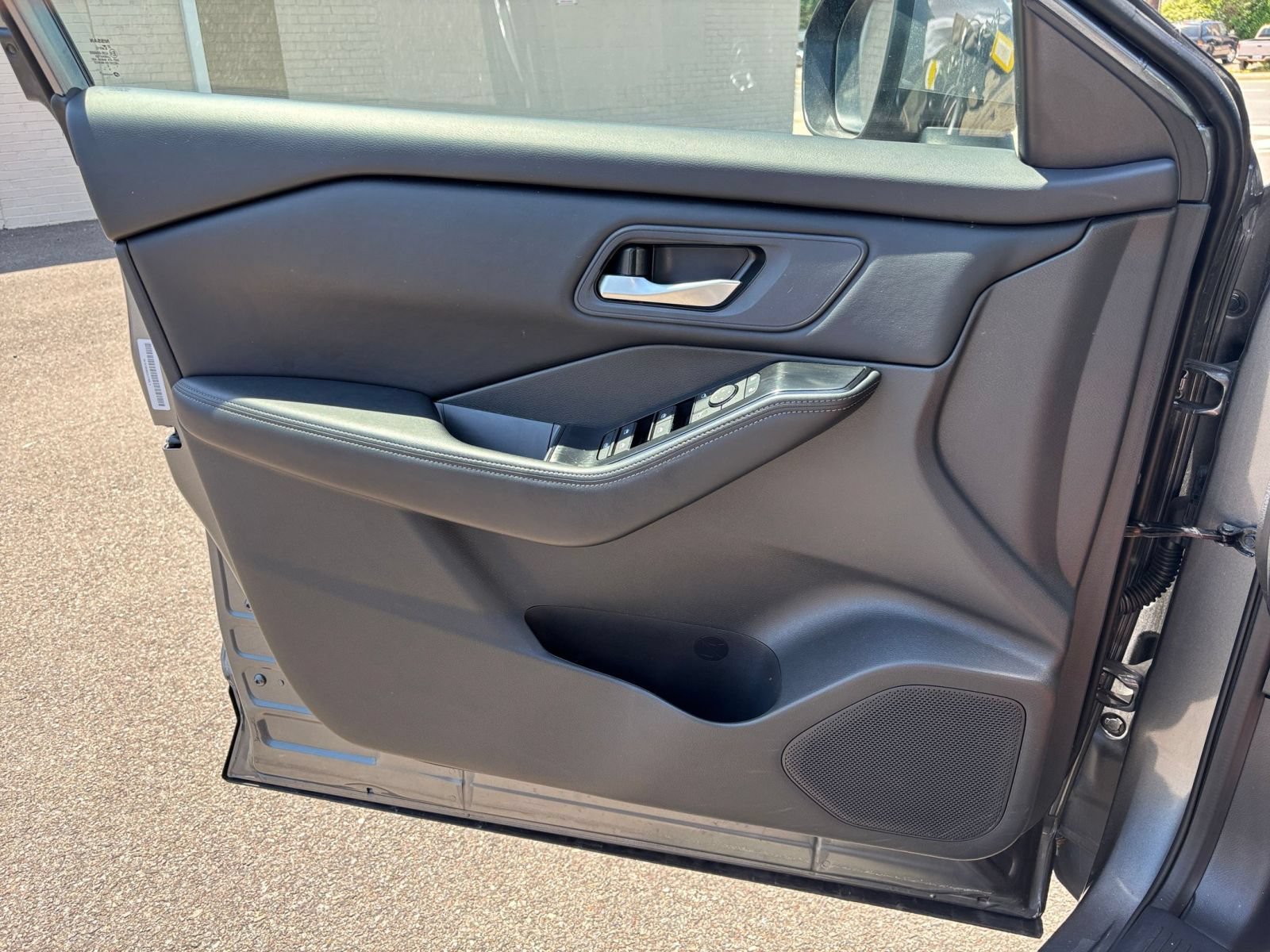 Used 2025 Nissan Rogue SV FWD image 18