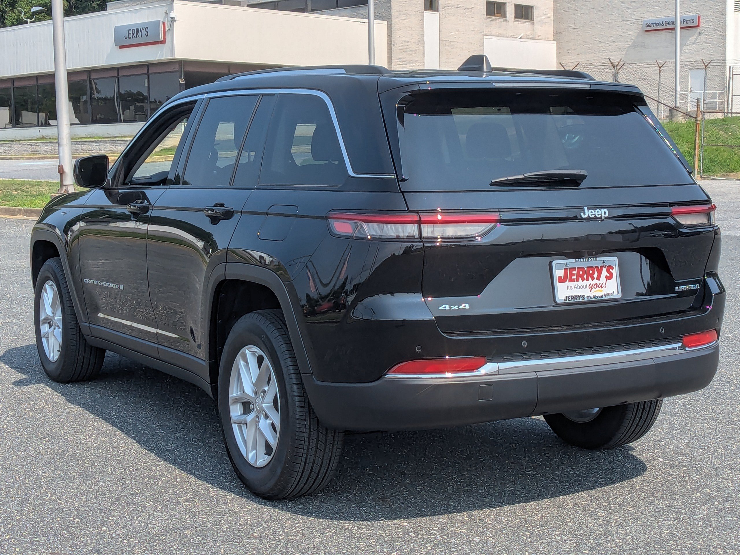 Used 2023 Jeep Grand Cherokee Laredo AWD/4WD image 6