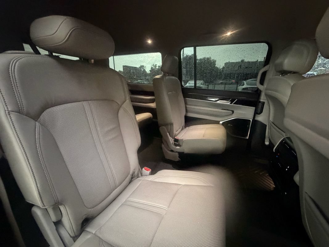Used 2022 Jeep Wagoneer Series II AWD/4WD image 27