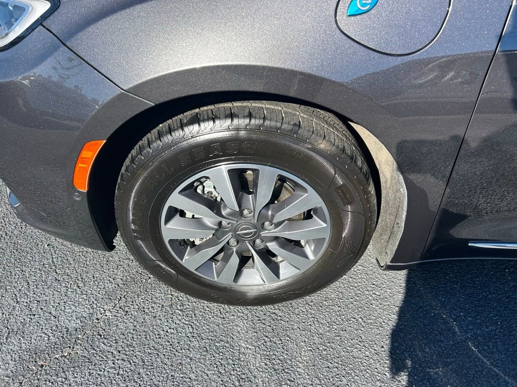 Used 2022 Chrysler Pacifica Limited w/ Uconnect Theater Family Group image 14