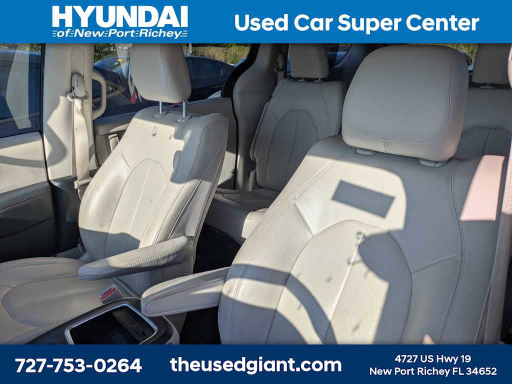 Used 2018 Chrysler Pacifica Touring-L Plus FWD image 3