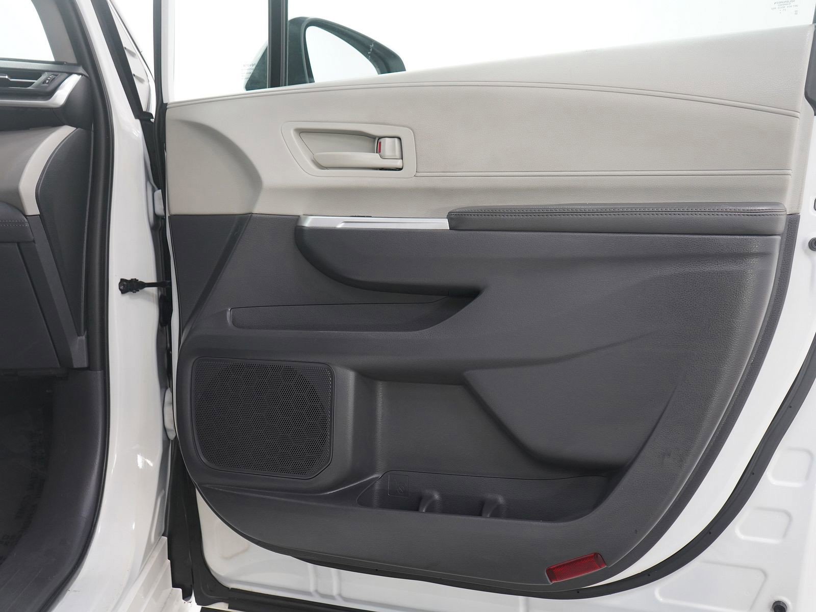 Used 2022 Toyota Sienna LE FWD image 9