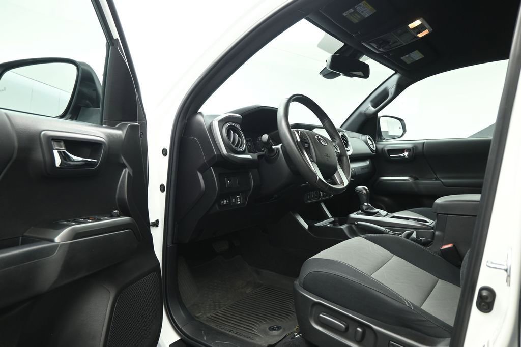 Used 2022 Toyota Tacoma TRD Off-Road w/ Technology Package AWD/4WD image 8