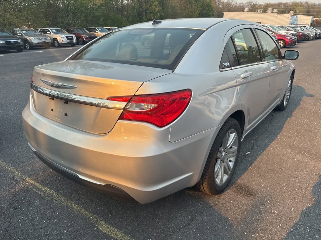 Used 2011 Chrysler 200 Touring FWD image 4