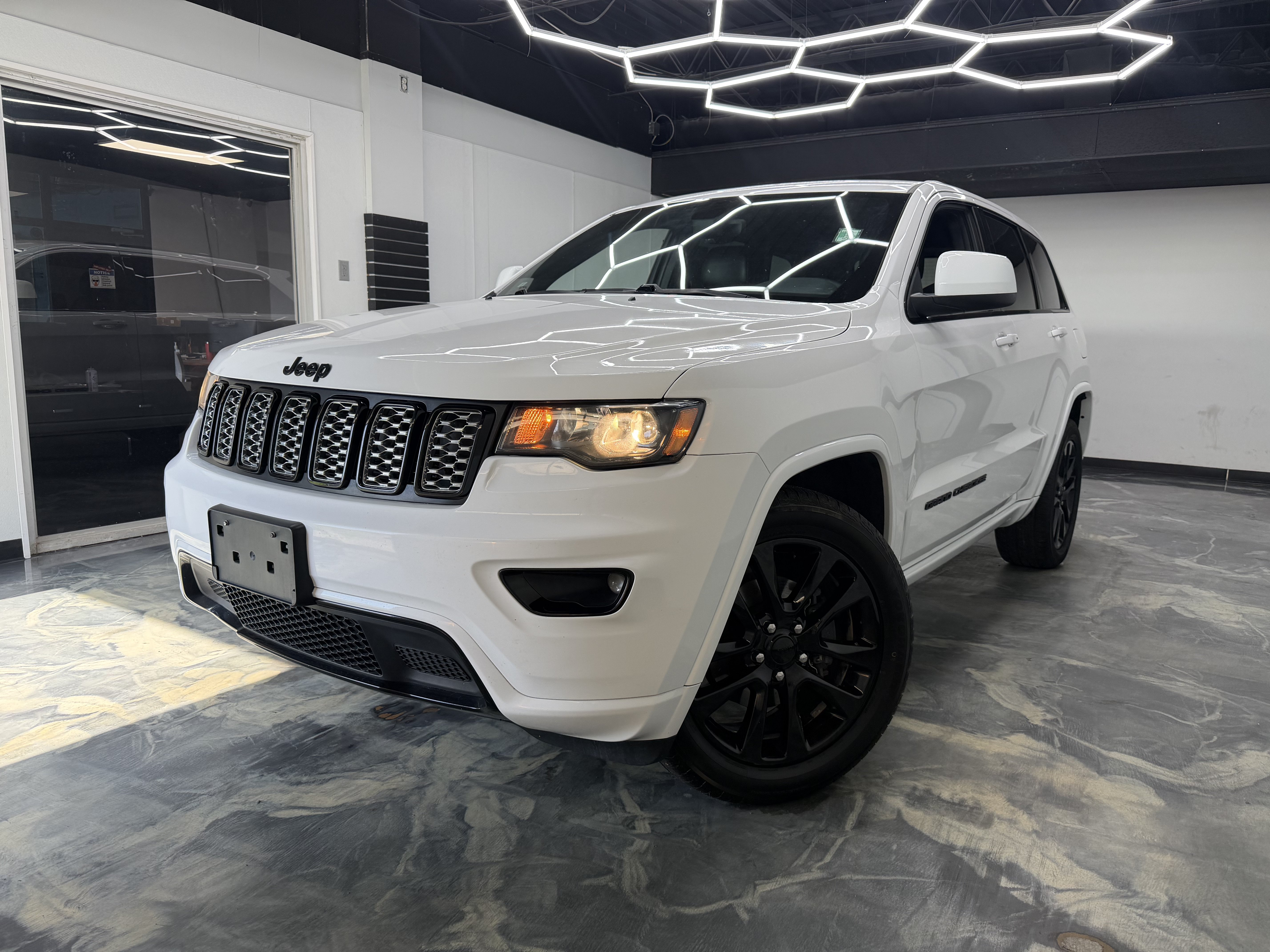 Used 2017 Jeep Grand Cherokee Altitude AWD/4WD image 1