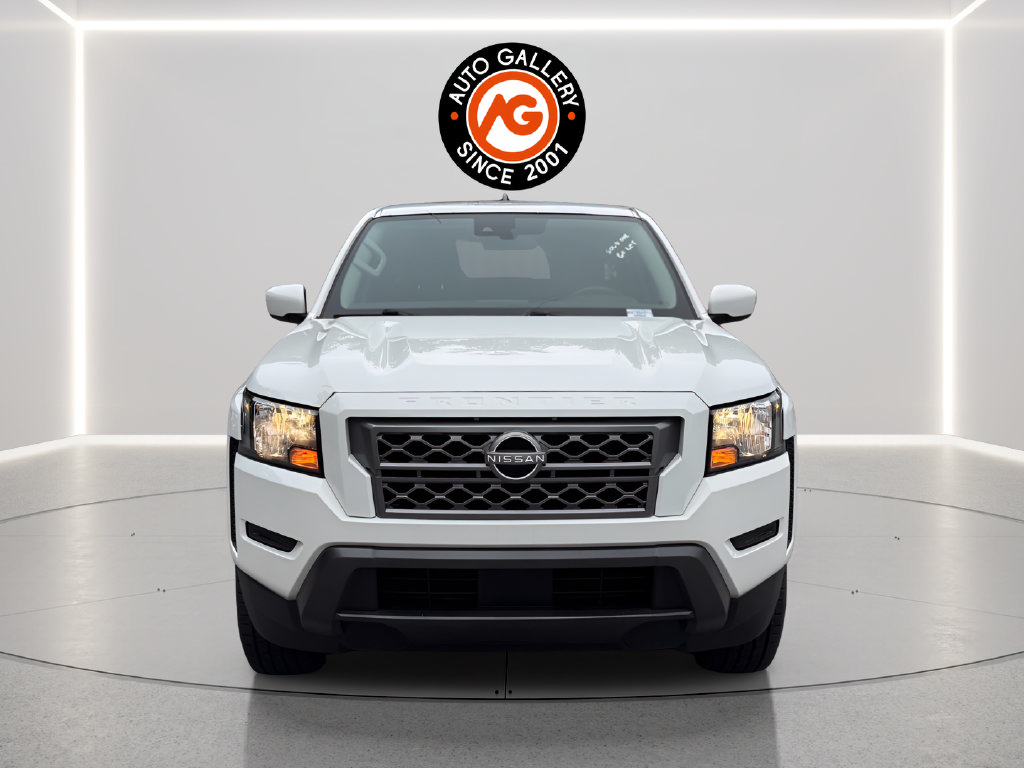 Used 2024 Nissan Frontier SV RWD image 2