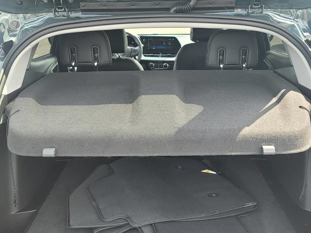 Used 2025 Chevrolet Trax LT FWD image 13