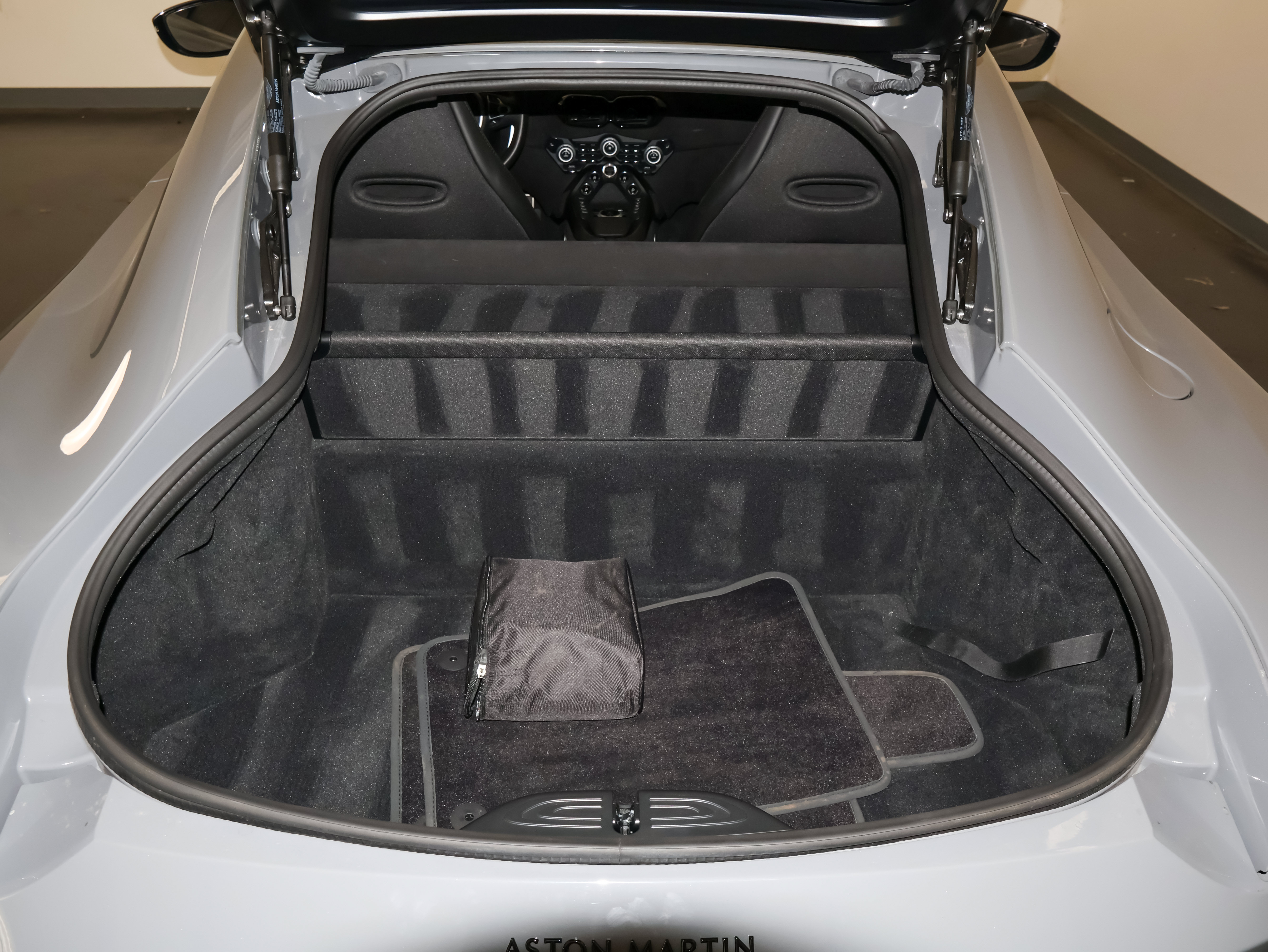 Used 2021 Aston Martin V8 Vantage Coupe RWD image 10