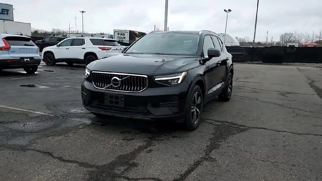 Used 2025 Volvo XC40 B5 Core image 3