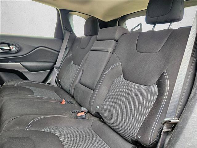 Used 2019 Jeep Cherokee Latitude w/ Popular Appearance Group FWD image 17