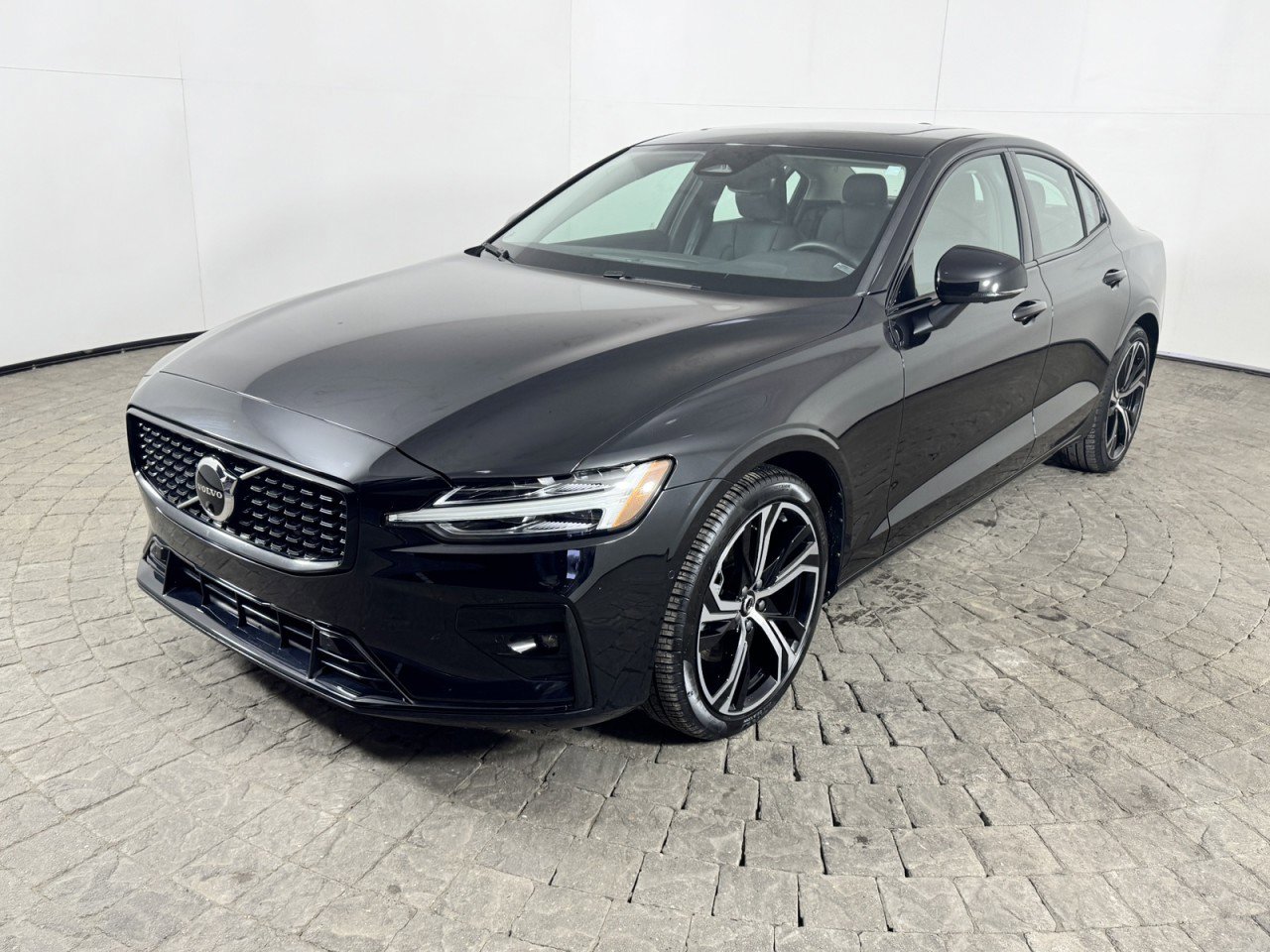 Used 2024 Volvo S60 B5 Plus image 3