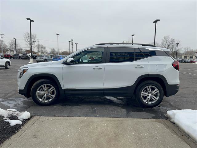 Used 2024 GMC Terrain SLE w/ Driver Convenience Package image 4