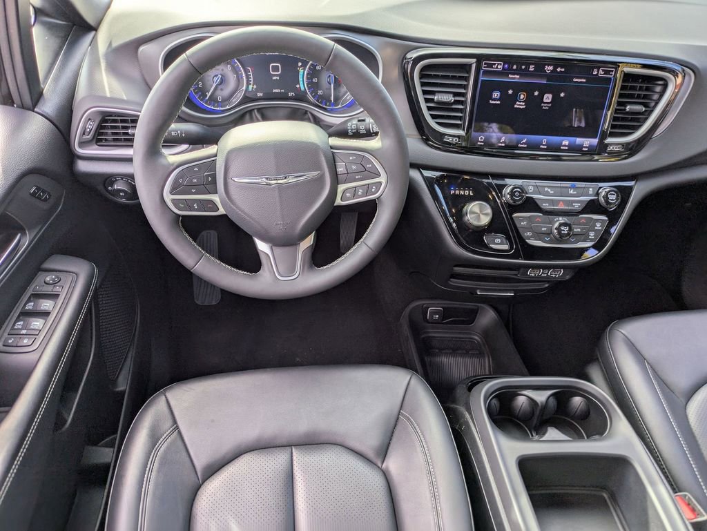 Used 2025 Chrysler Pacifica Select image 25