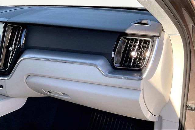 Used 2018 Volvo XC60 T5 Momentum w/ Convenience Package image 18