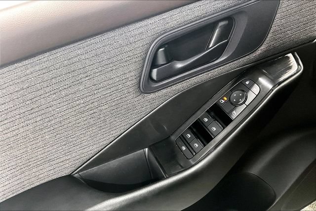 Used 2023 Nissan Rogue S AWD/4WD image 43