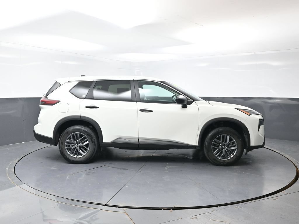 Used 2024 Nissan Rogue S FWD image 3