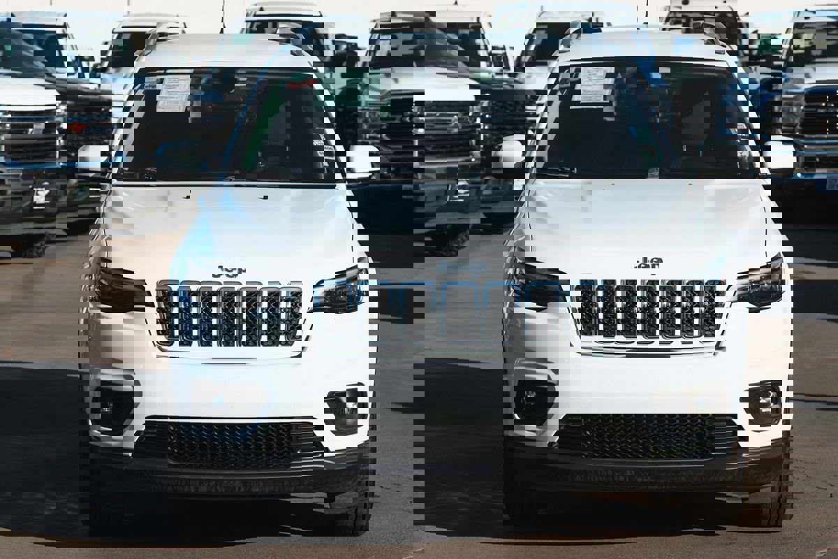 Used 2019 Jeep Cherokee Latitude w/ Popular Appearance Group image 2