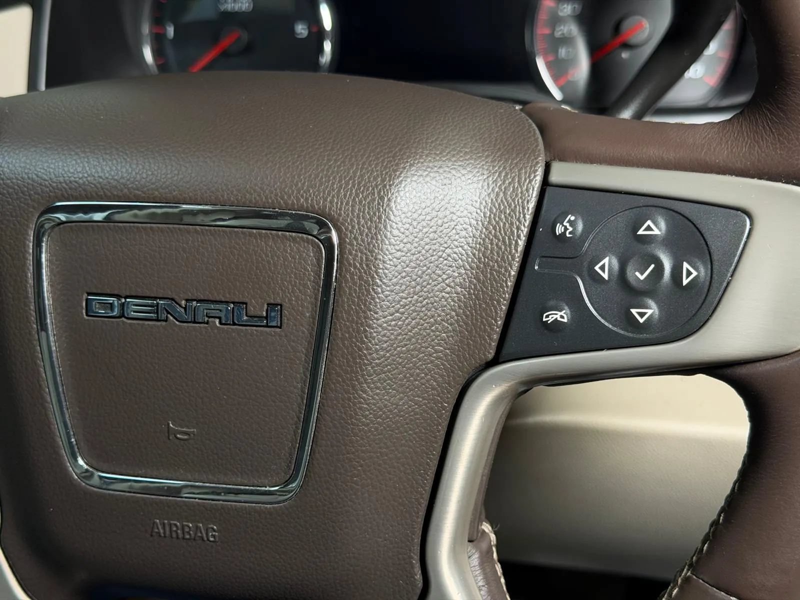 Used 2015 GMC Yukon Denali w/ Premium Package RWD image 37