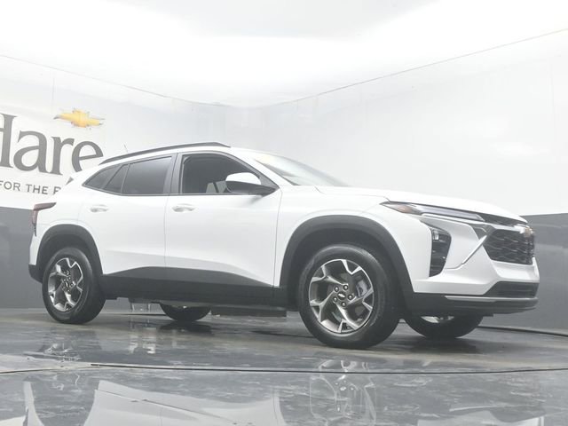 Used 2025 Chevrolet Trax LT w/ LT Convenience Package FWD image 2