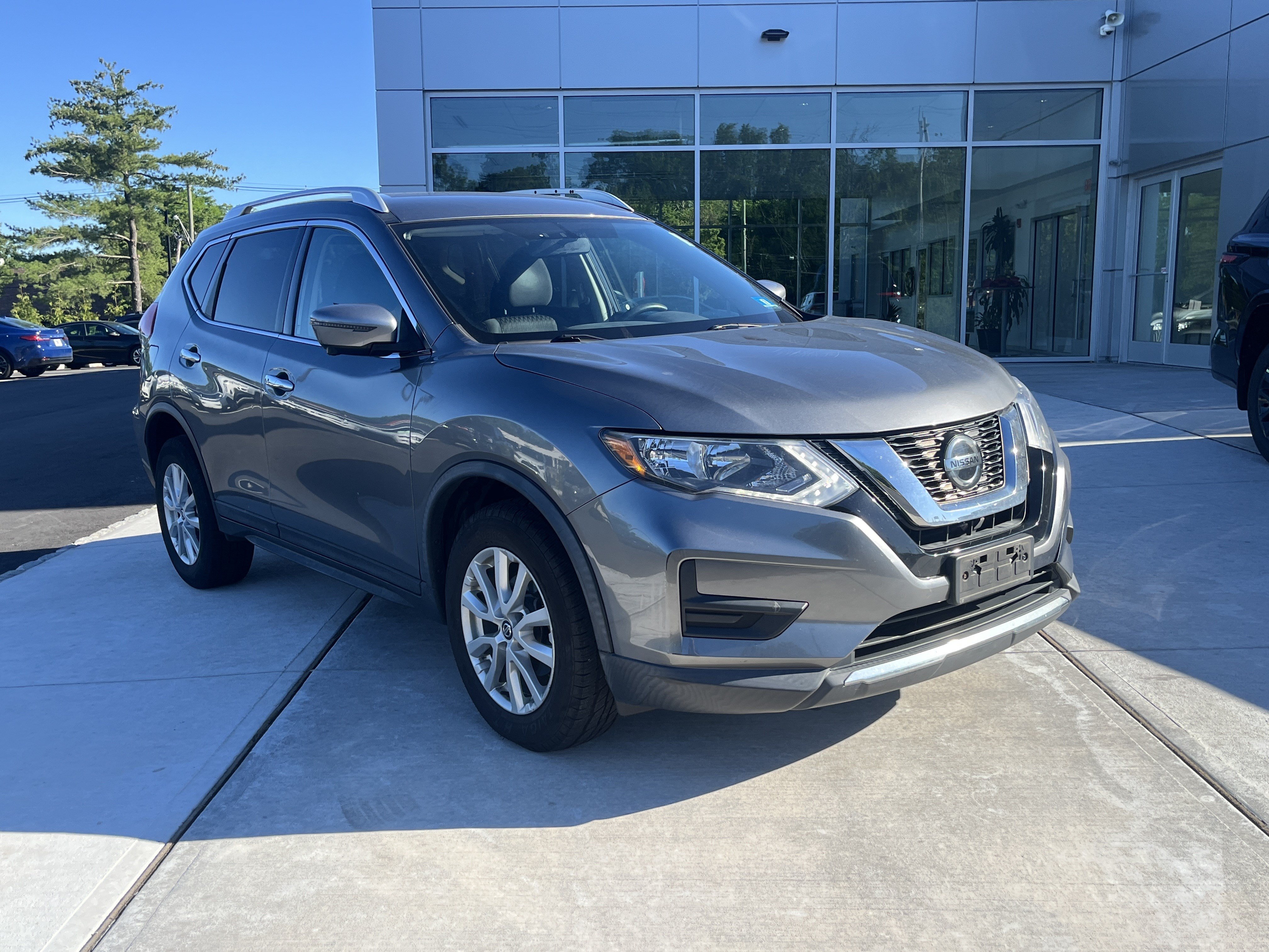 Used 2018 Nissan Rogue SV w/ Premium Package AWD/4WD image 2