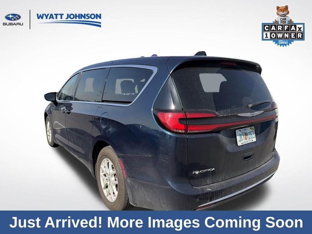 Used 2024 Chrysler Pacifica Touring-L image 3