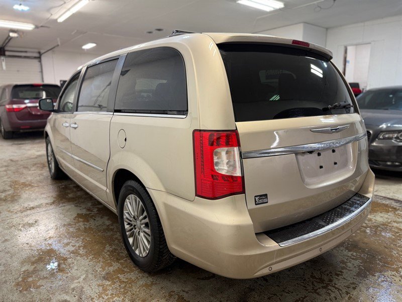 Used 2015 Chrysler Town & Country Touring-L w/ Driver Convenience Group image 4