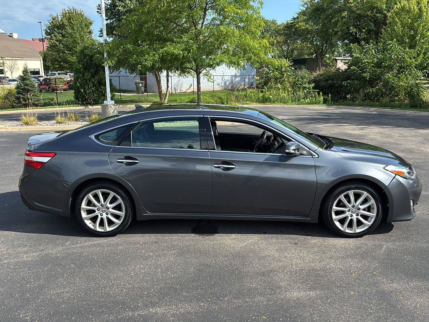 Used 2013 Toyota Avalon Limited w/ Technology Pkg FWD image 8