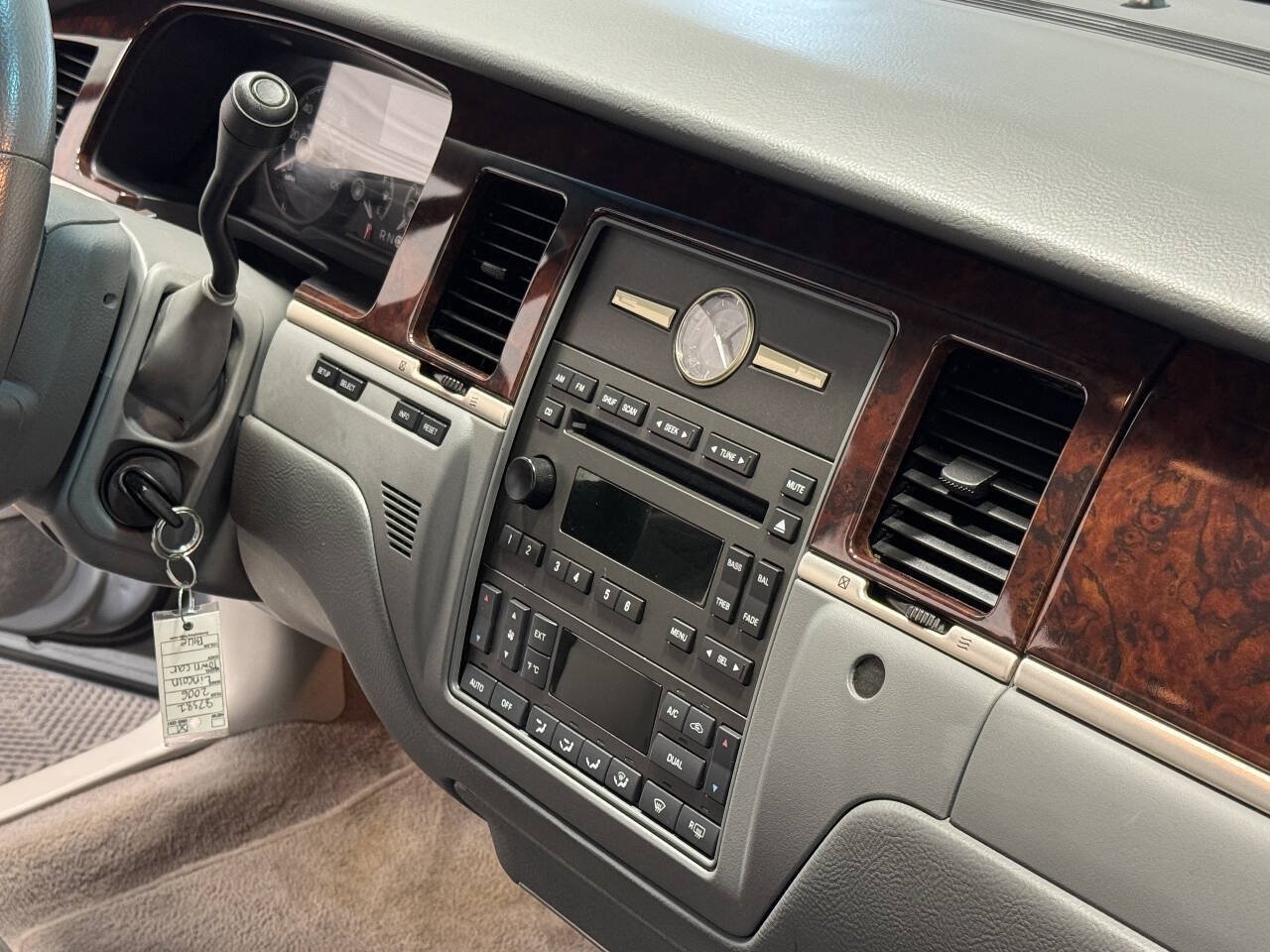 Used 2006 Lincoln Town Car Signature RWD image 20