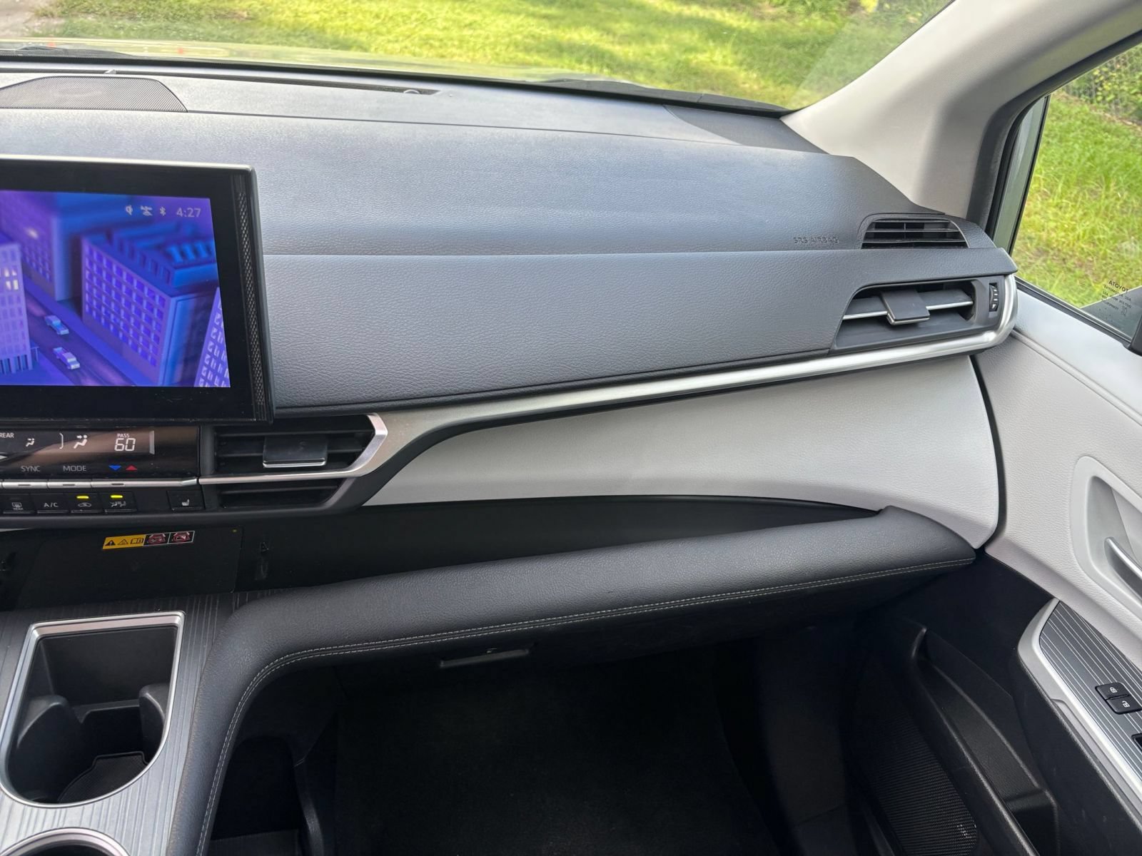 Used 2025 Toyota Sienna XLE FWD image 38