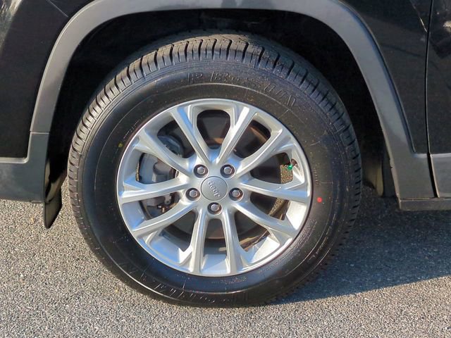 Used 2020 Jeep Cherokee Latitude w/ Cold Weather Group image 10