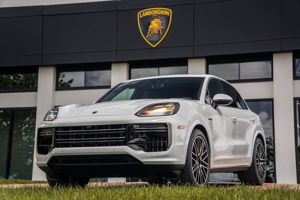 Used 2025 Porsche Cayenne Turbo AWD/4WD image 1