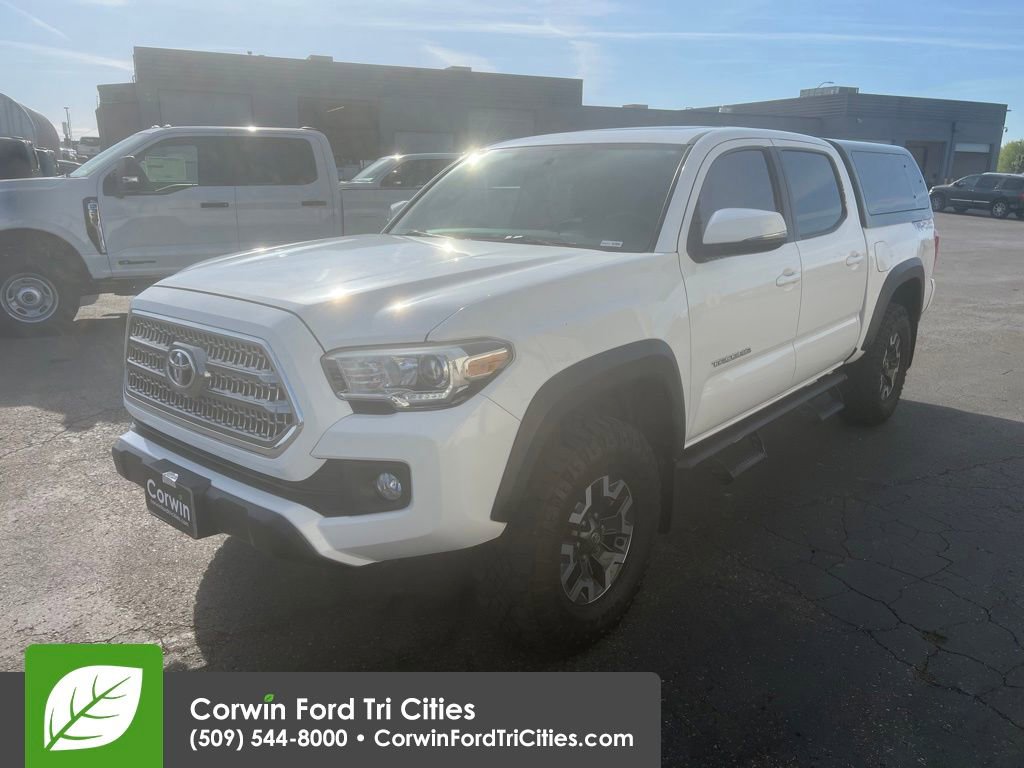 Used 2017 Toyota Tacoma TRD Off-Road w/ Premium & Technology Package AWD/4WD image 4