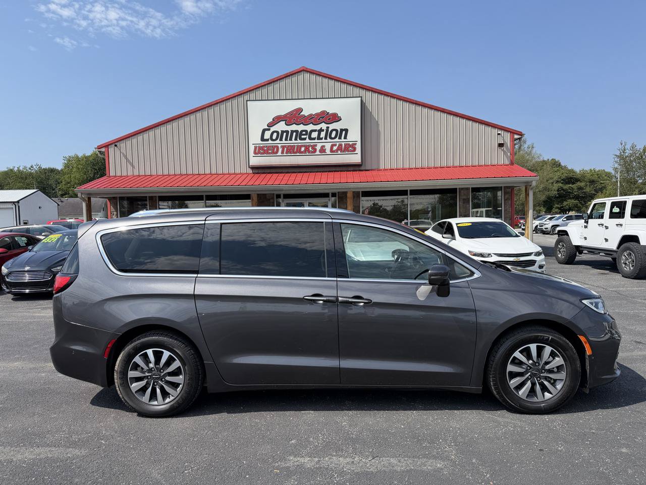 Used 2021 Chrysler Pacifica Touring-L FWD image 3