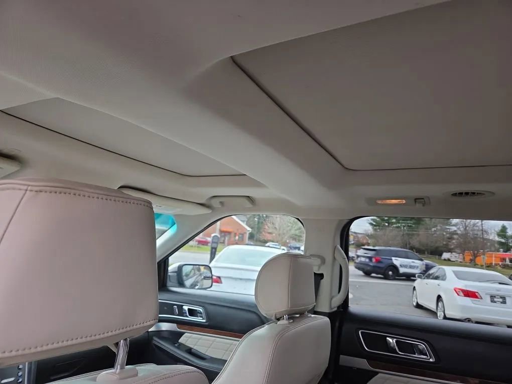 Used 2016 Ford Explorer Platinum image 21