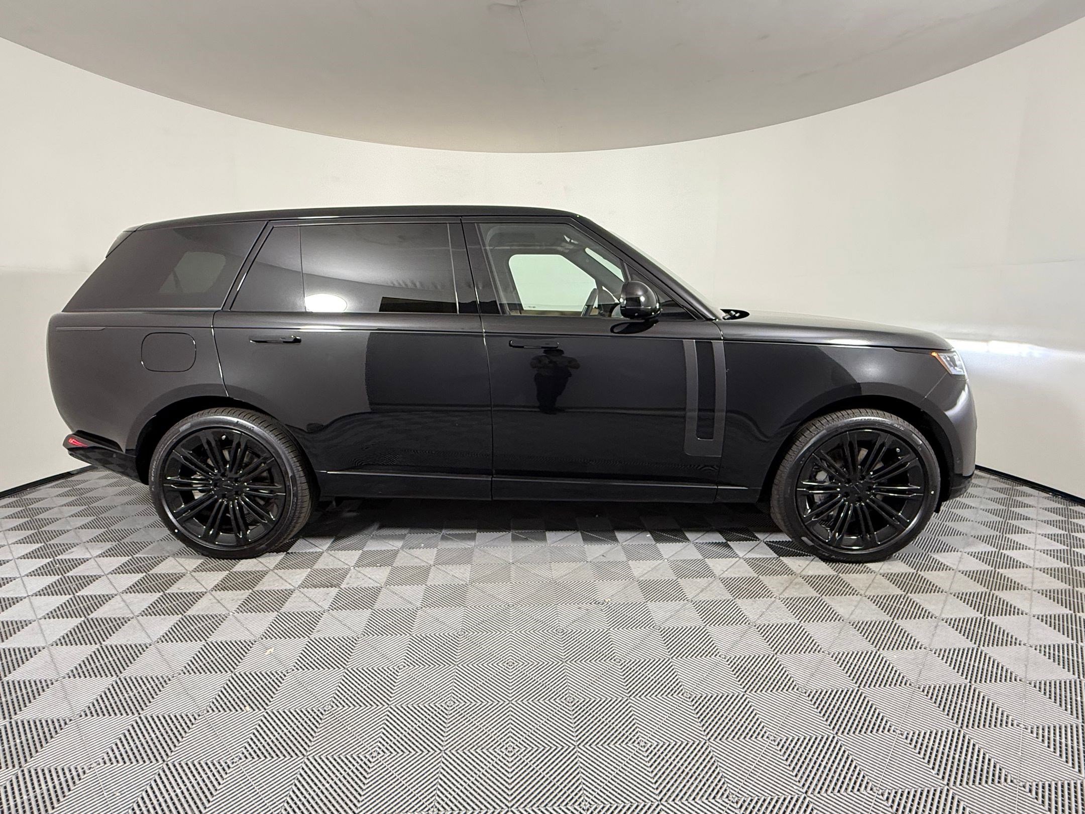 New 2026 Land Rover Range Rover Long Wheelbase SE image 9