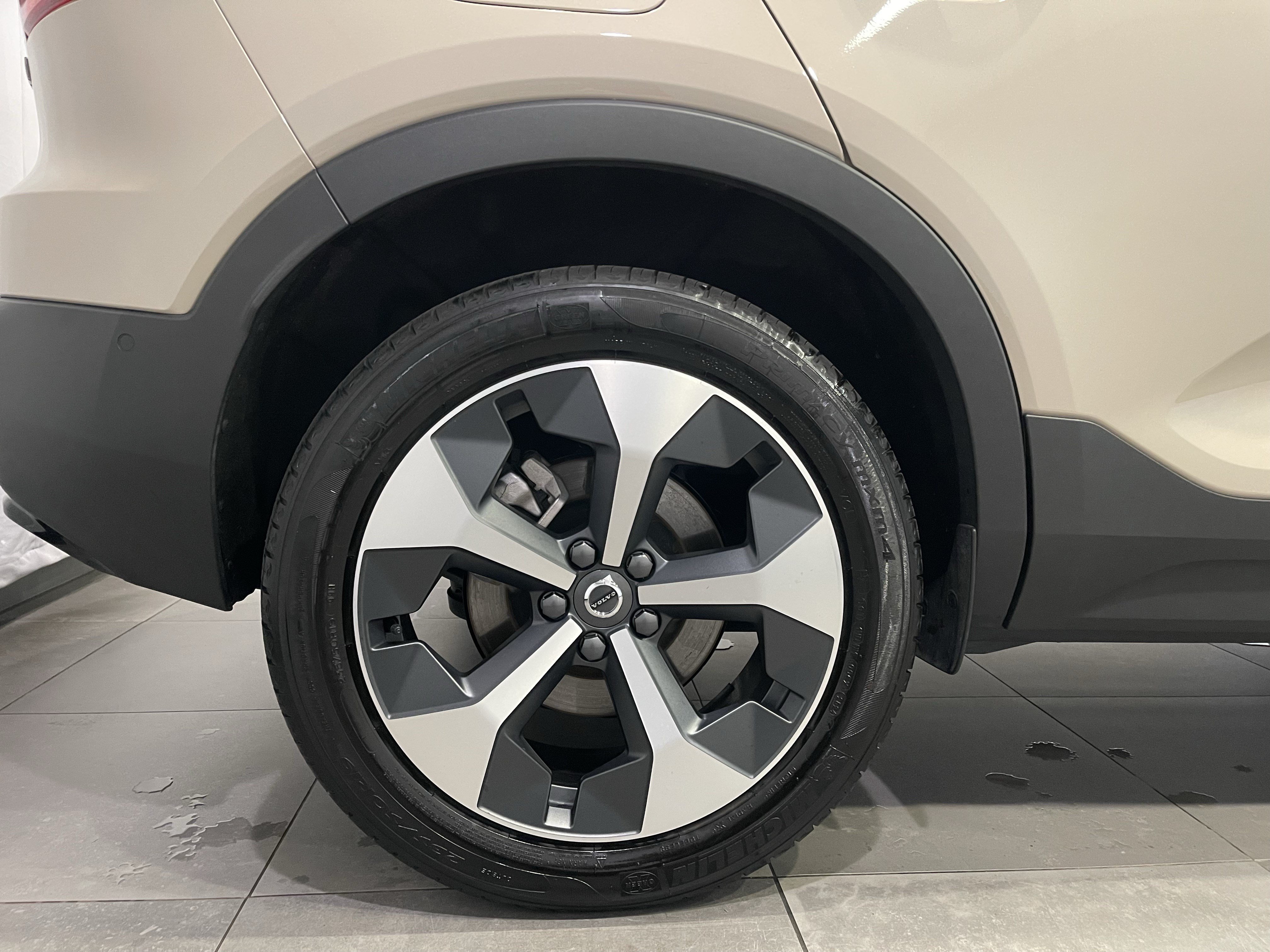 Used 2025 Volvo XC40 B5 Plus w/ Climate Package AWD/4WD image 9