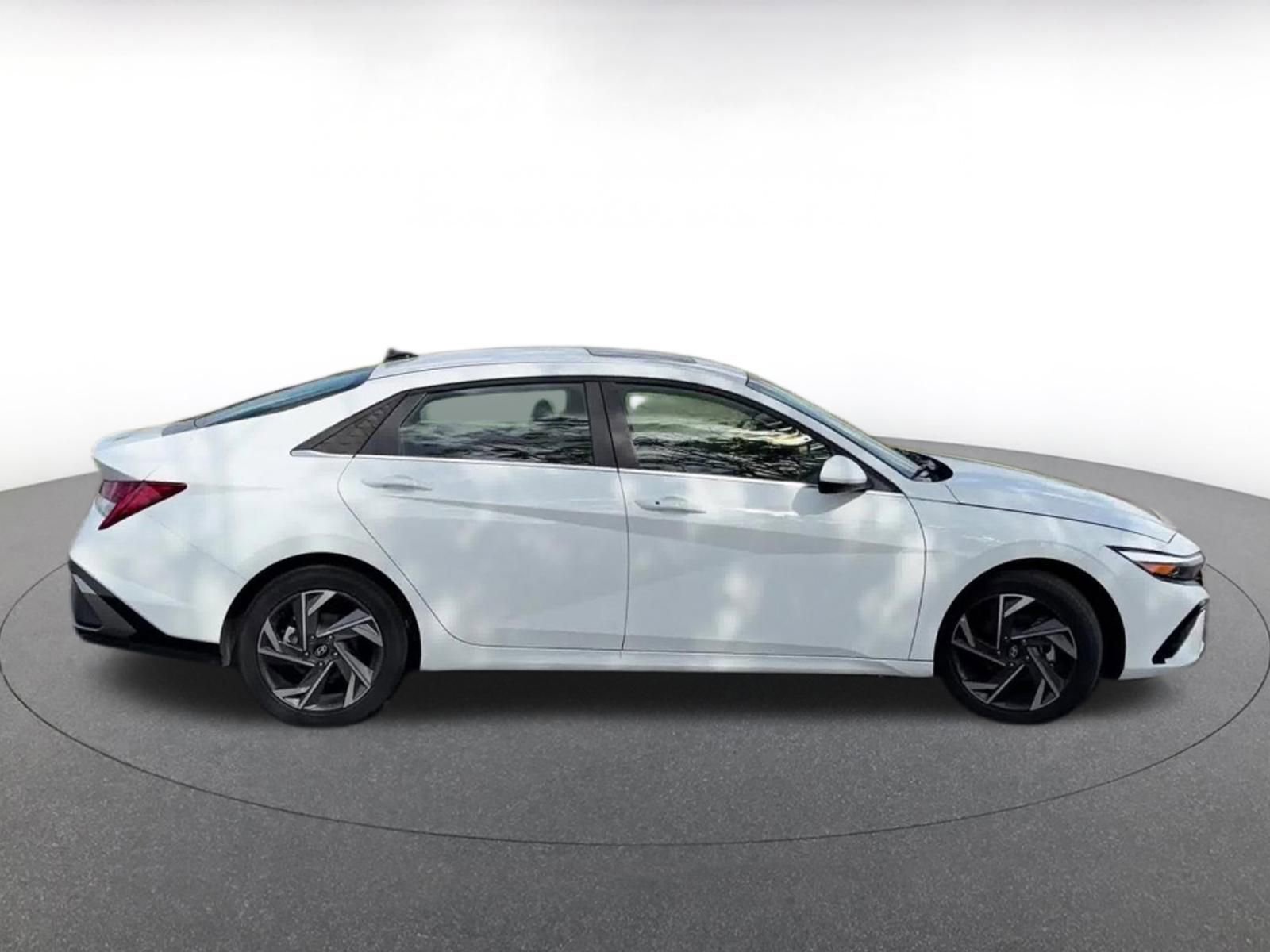 Used 2025 Hyundai Elantra SEL FWD image 16