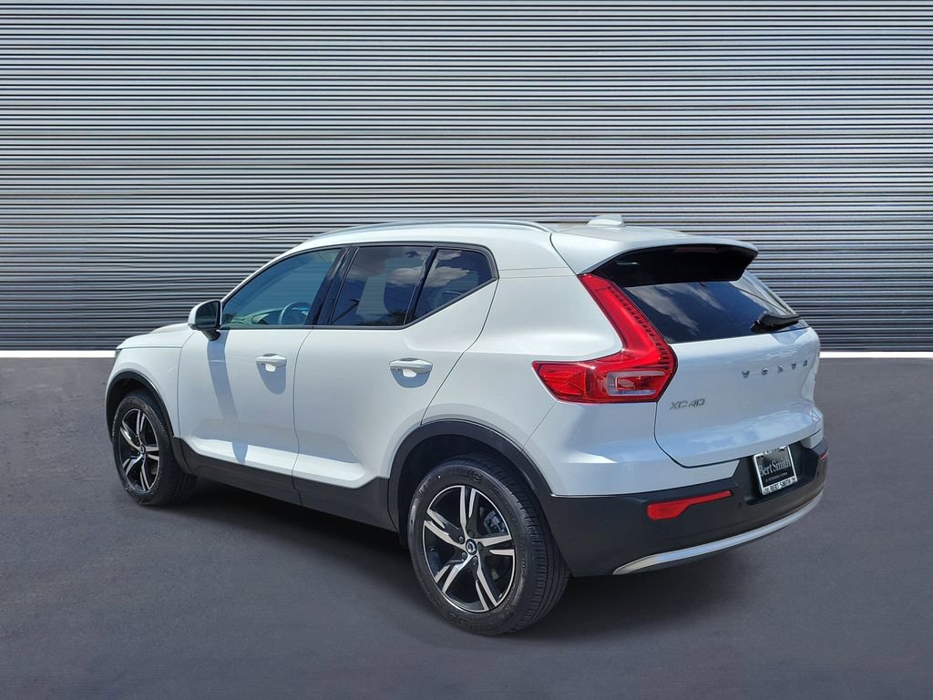 Used 2023 Volvo XC40 B5 Core w/ Convenience Package AWD/4WD image 4