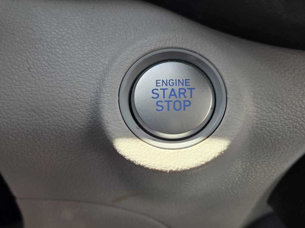 Certified 2025 Hyundai Venue Limited FWD image 21