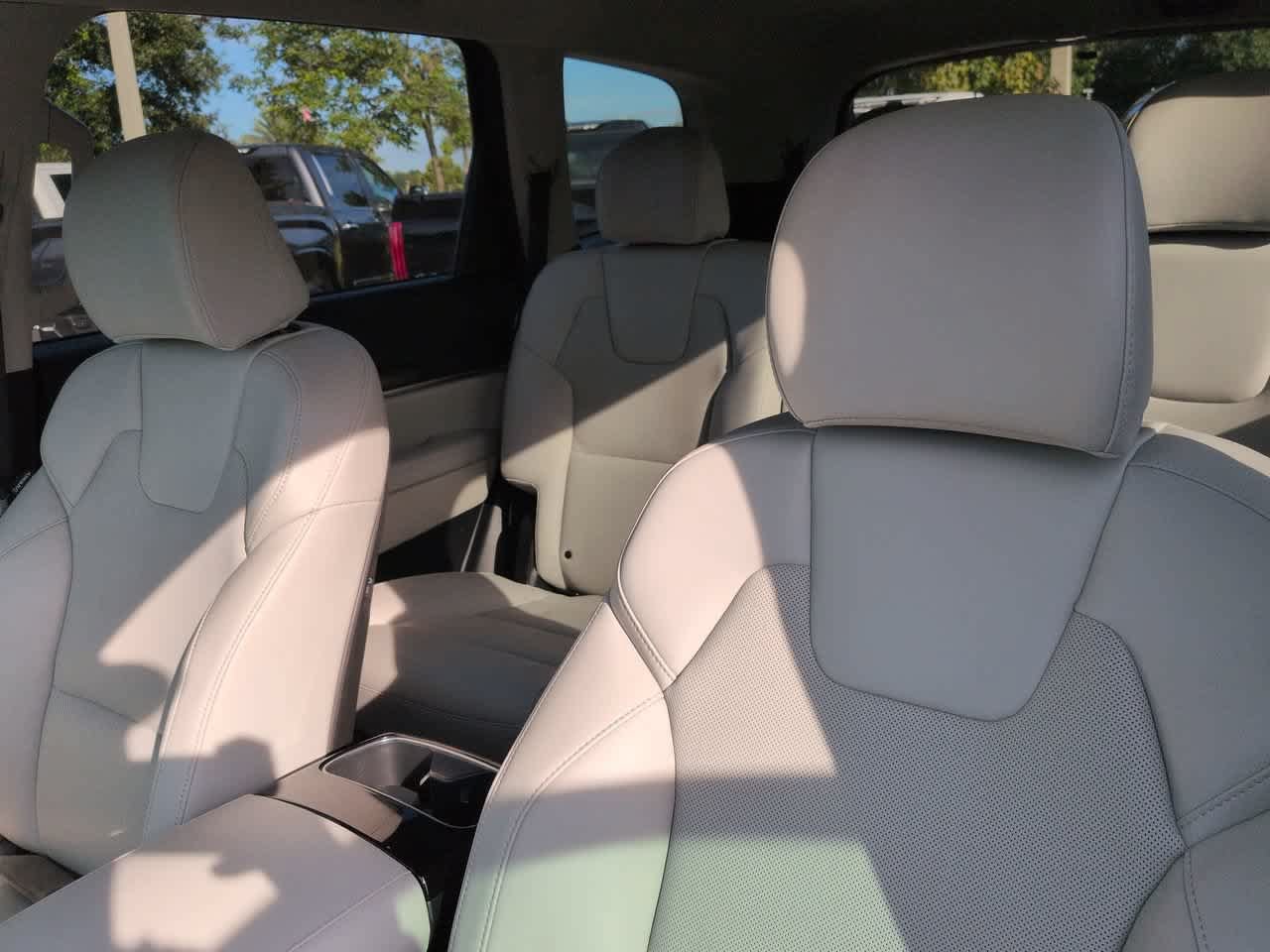 Used 2025 Kia Telluride S FWD image 8