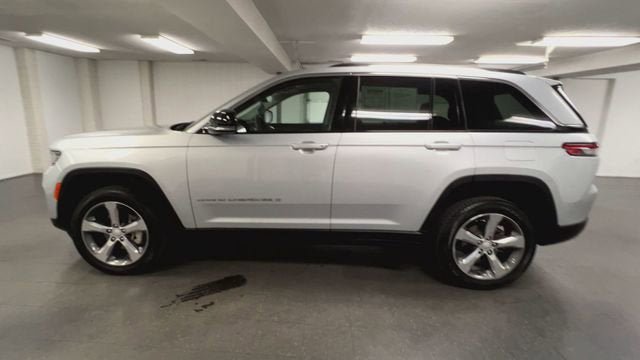 Used 2022 Jeep Grand Cherokee Limited w/ Luxury Tech Group II AWD/4WD image 5