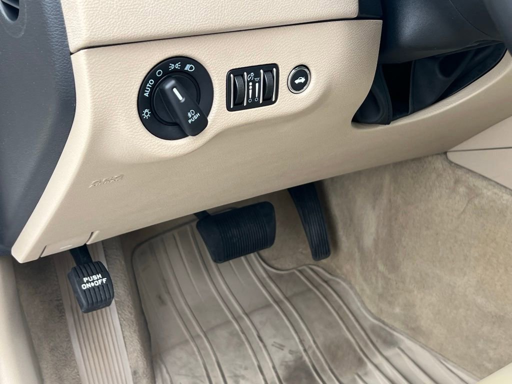 Used 2013 Chrysler 300 AWD w/ Driver Convenience Group image 28