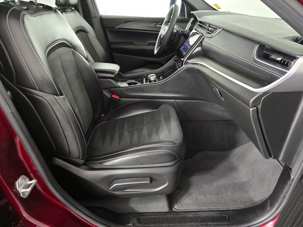 Used 2024 Jeep Grand Cherokee Altitude image 43